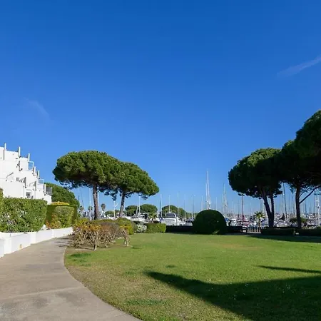 Apartment Donnant Sur Le Port De Plaisance De Port Camargue Et A Proximite Des Plages *